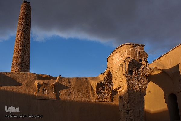 
افراشته فیروزه‌ای؛ مسجد تاریخانه‎‎ دامغان
