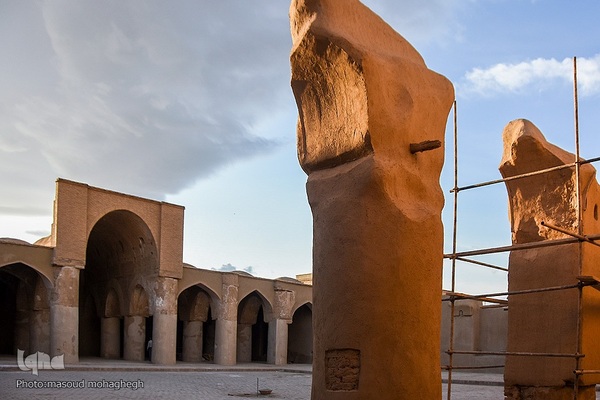 
افراشته فیروزه‌ای؛ مسجد تاریخانه‎‎ دامغان
