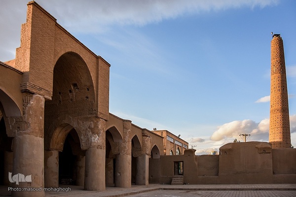 
افراشته فیروزه‌ای؛ مسجد تاریخانه‎‎ دامغان
