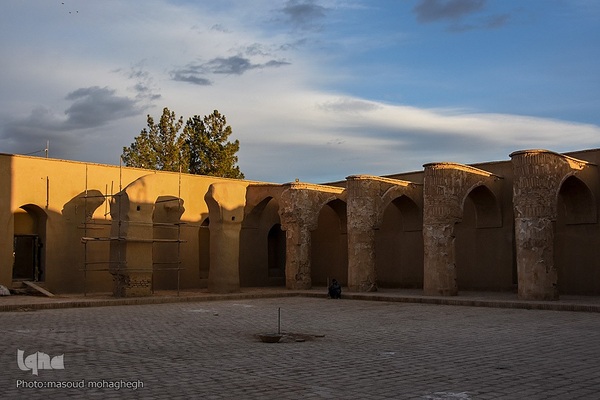 
افراشته فیروزه‌ای؛ مسجد تاریخانه‎‎ دامغان
