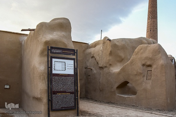 
افراشته فیروزه‌ای؛ مسجد تاریخانه‎‎ دامغان
