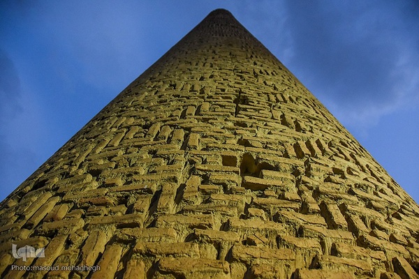 
افراشته فیروزه‌ای؛ مسجد تاریخانه‎‎ دامغان
