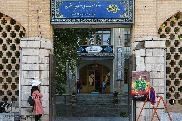 آیین گشایش نمایشگاه سرخ‌نگار در اصفهان‎‎