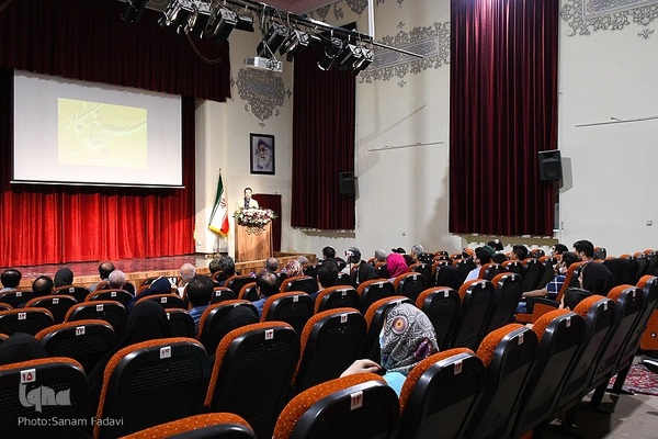 آیین گشایش نمایشگاه سرخ‌نگار در اصفهان‎‎