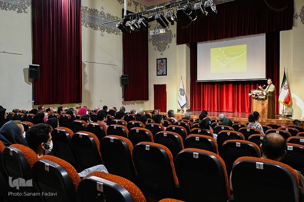 آیین گشایش نمایشگاه سرخ‌نگار در اصفهان‎‎