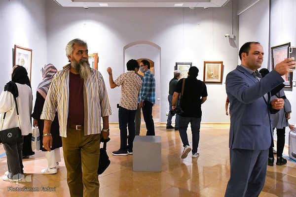 آیین گشایش نمایشگاه سرخ‌نگار در اصفهان‎‎