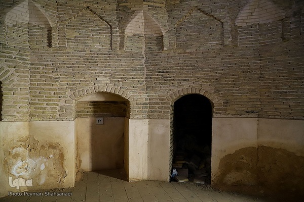 
مدرس ابن‌سینا در اصفهان
