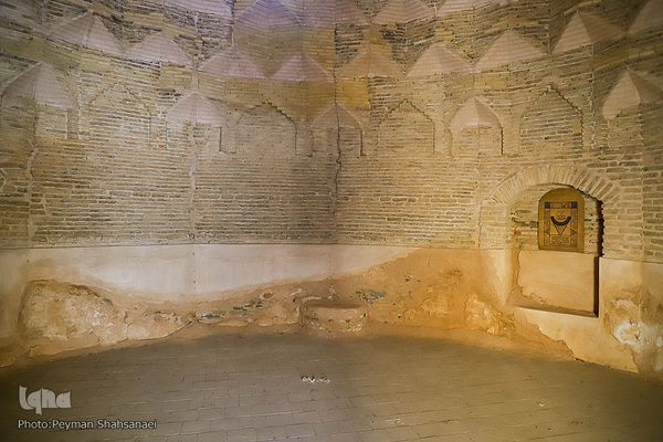 
مدرس ابن‌سینا در اصفهان
