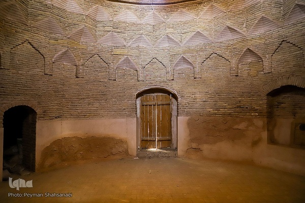 
مدرس ابن‌سینا در اصفهان
