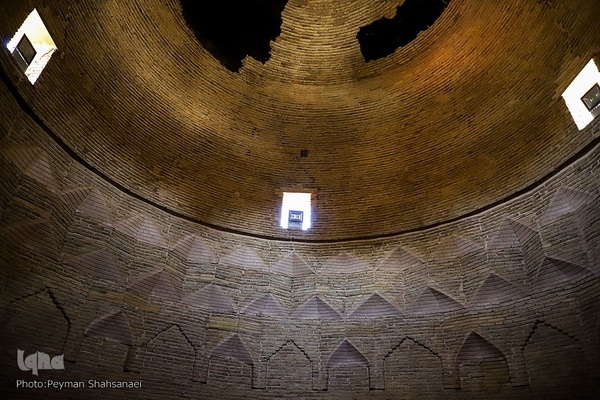 
مدرس ابن‌سینا در اصفهان
