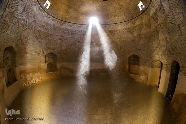 
مدرس ابن‌سینا در اصفهان
