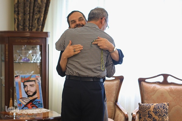 دیدار جامعه قرآنی با خانواده‌ شهید محمدصالحی