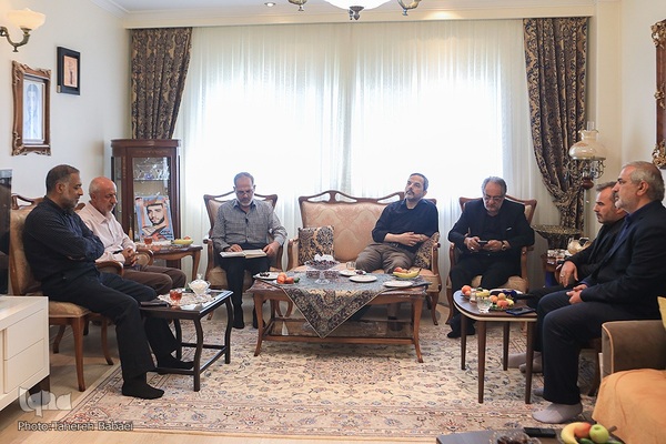 دیدار جامعه قرآنی با خانواده‌ شهید محمدصالحی