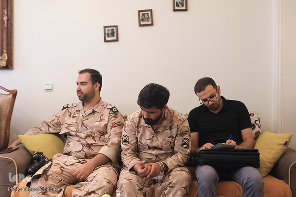 دیدار جامعه قرآنی با خانواده‌ شهید محمدصالحی