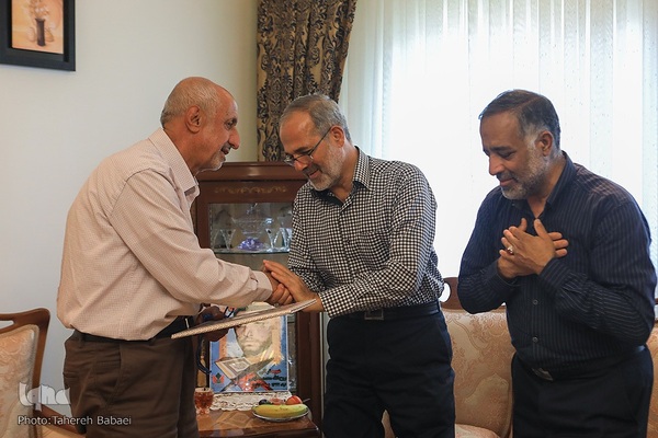 دیدار جامعه قرآنی با خانواده‌ شهید محمدصالحی