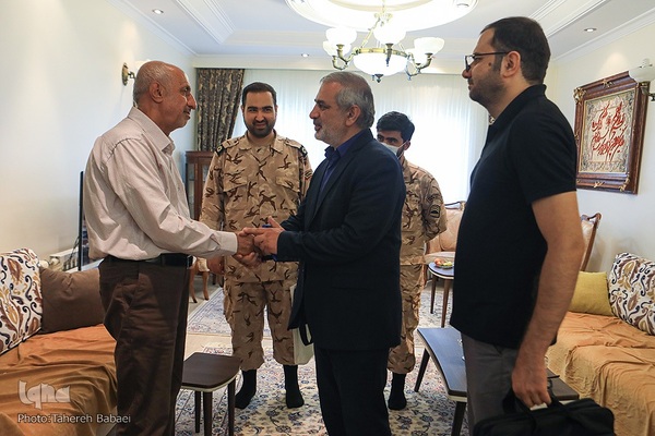 دیدار جامعه قرآنی با خانواده‌ شهید محمدصالحی