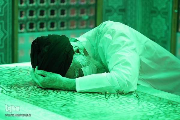 غبارروبی مضجع مطهر رضوی در سفر به مشهد مقدس