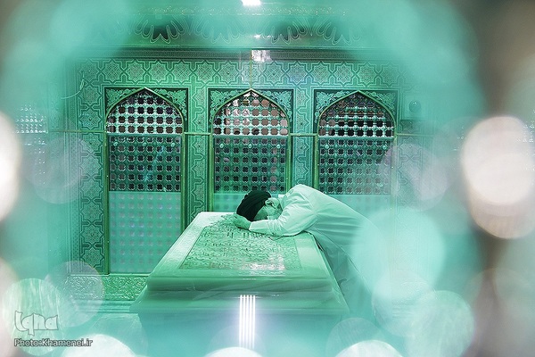 غبارروبی مضجع مطهر رضوی در سفر به مشهد مقدس