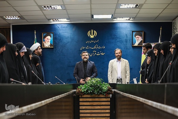 دیدار وزیر ارشاد با جمعی از بانوان پیشکسوت قرآنی