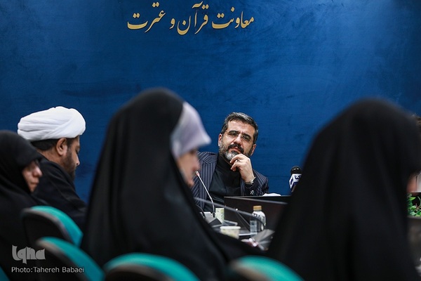 دیدار وزیر ارشاد با جمعی از بانوان پیشکسوت قرآنی