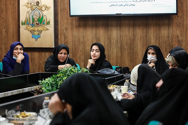 دیدار وزیر ارشاد با جمعی از بانوان پیشکسوت قرآنی