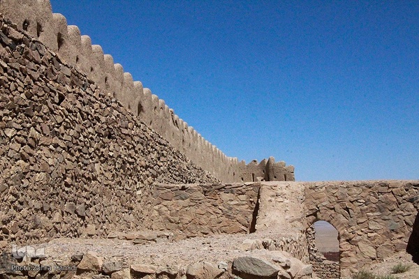 قلعه‌ای در سرزمین ناشناخته‌ها