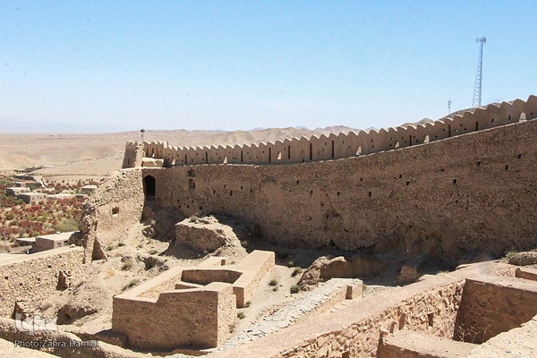 قلعه‌ای در سرزمین ناشناخته‌ها