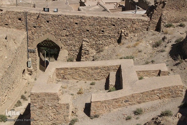 قلعه‌ای در سرزمین ناشناخته‌ها