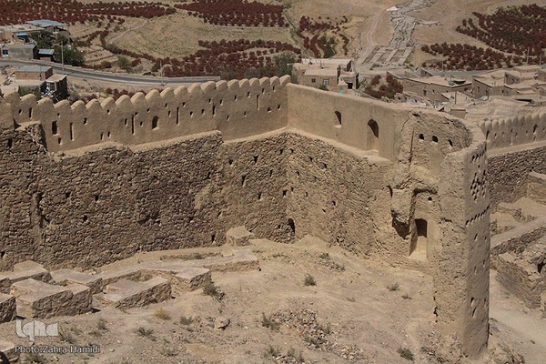 قلعه‌ای در سرزمین ناشناخته‌ها