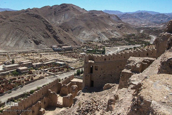 قلعه‌ای در سرزمین ناشناخته‌ها