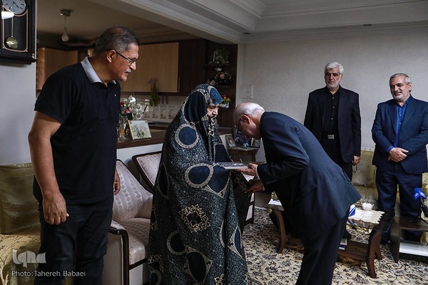 دیدار جامعه قرآنی با خانواده شهید حمید صفاری
