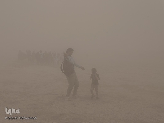 پیاده‌روی در غبار