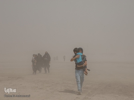 پیاده‌روی در غبار