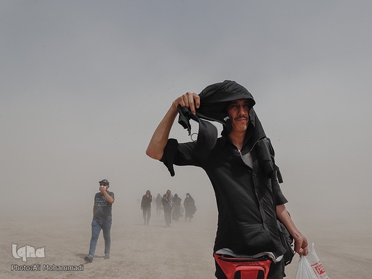 پیاده‌روی در غبار