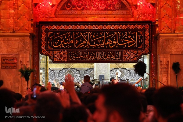 حرم مطهر و نورانی حضرت اباعبدالله الحسین‌(ع) در روز اربعین