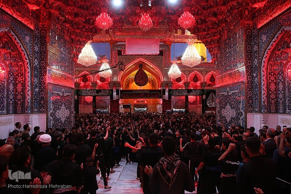 حرم مطهر و نورانی حضرت اباعبدالله الحسین‌(ع) در روز اربعین