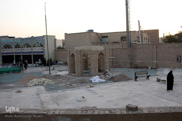 آرامگاه مرحوم آذریزدی پدر ادبیات کودک و نوجوان ایران در یزد