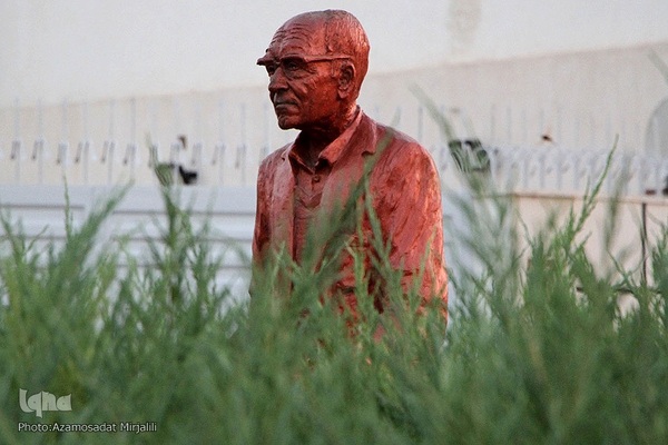 آرامگاه مرحوم آذریزدی پدر ادبیات کودک و نوجوان ایران در یزد