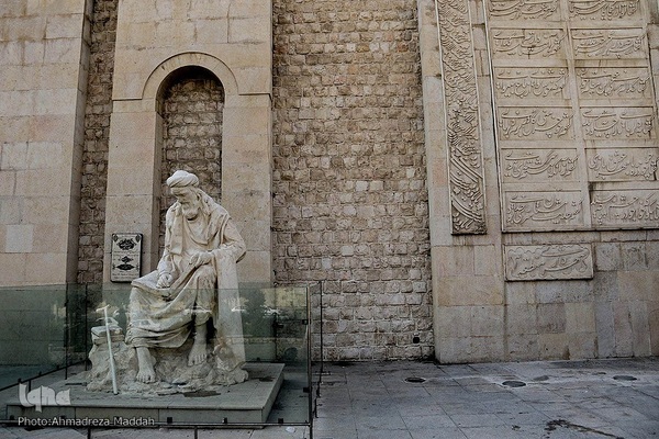 آرامگاه خواجوی کرمانی، خلاق المعانی شعر ایران