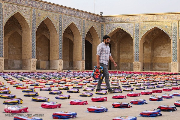 آیین توزیع ۱۵۰۰۰نوشت افزار میان دانش‌آموزان بی‌بضاعت فارس