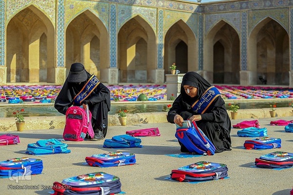 آیین توزیع ۱۵۰۰۰نوشت افزار میان دانش‌آموزان بی‌بضاعت فارس