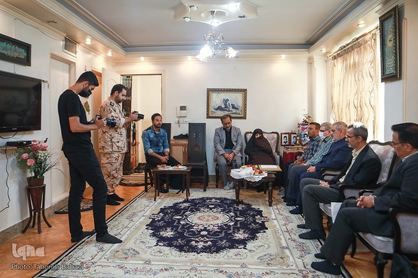 دیدار جامعه قرآنی با خانواده شهیدان سخاوتی