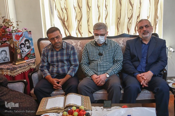 دیدار جامعه قرآنی با خانواده شهیدان سخاوتی