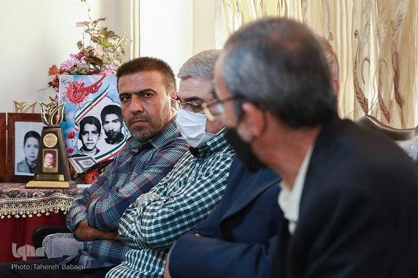 دیدار جامعه قرآنی با خانواده شهیدان سخاوتی