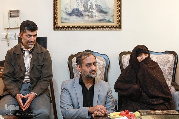 دیدار جامعه قرآنی با خانواده شهیدان سخاوتی