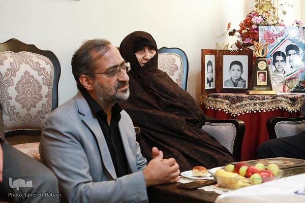 دیدار جامعه قرآنی با خانواده شهیدان سخاوتی