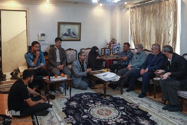 دیدار جامعه قرآنی با خانواده شهیدان سخاوتی