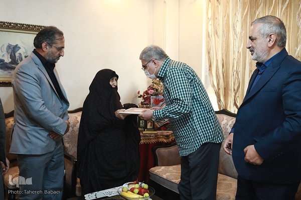 دیدار جامعه قرآنی با خانواده شهیدان سخاوتی