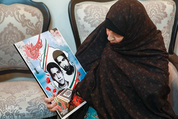 دیدار جامعه قرآنی با خانواده شهیدان سخاوتی