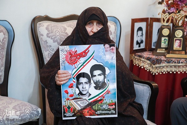 دیدار جامعه قرآنی با خانواده شهیدان سخاوتی